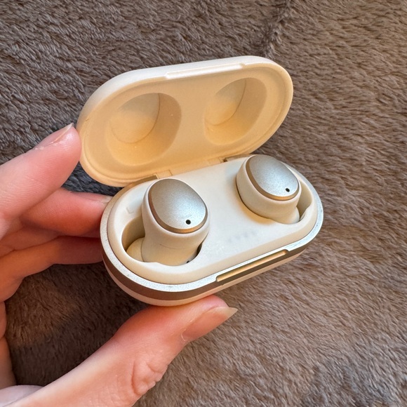 heyday Other - NWOT Heyday Wireless Earbuds and Case